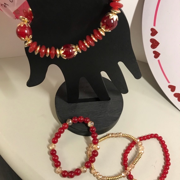 ❤️ 4 Pcs Red & Gold Beaded Bracelet Set NWT - Picture 5 of 5